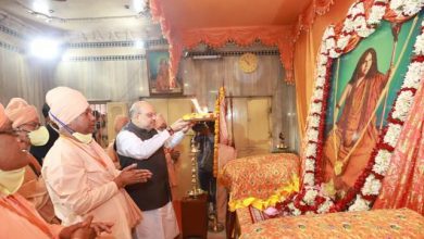 Photo of Amit Shah paid his respects to Pranavanandji at Bharat Seva Ashram Sangh, Kolkata and took blessings of the gurus