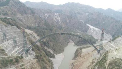 Photo of रेलवे ने प्रतिष्ठित चिनाब पुल की मेहराब बंदी का कार्य पूरा किया, यह दुनिया का सबसे ऊंचा रेलवे पुल है