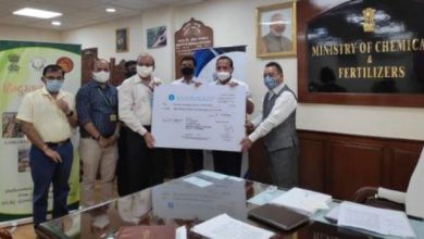 Photo of Union Minister for Chemicals and Fertilizers handed over the cheque of Rs. 813.24 crores to HURL in respect of Interest Free Loan