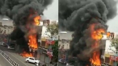 Photo of लाजपत नगर में कपड़े के शोरूम में लगी भीषण आग, दमकल की 16 गाड़ियां मौके पर