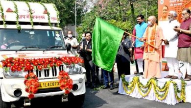 Photo of दीपोत्सव कार्यक्रम में प्रज्ज्वलन हेतु गौमय दीपों को अयोध्या ले जाने वाले वाहन को हरी झण्डी दिखाकर रवाना करते हुएः सीएम