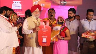 Photo of Shri Hardeep Singh Puri distributes free LPG connections to poor women under Ujjwala at Kakori, Lucknow, Uttar Pradesh