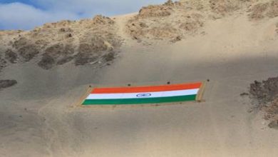 Photo of खादी ने लेह में विश्व का सबसे बड़ा खादी राष्ट्रीय ध्वज प्रदर्शित कर महात्मा गांधी को श्रद्धांजलि दी