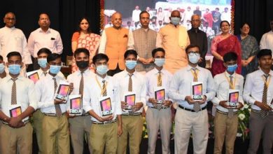 Photo of राजकीय माध्यमिक विद्यालयों में सर्वाधिक अंक प्राप्त करने वाले मेधावी विद्यार्थियों को टेबलेट वितरण के कार्यक्रम का शुभारंभ किया: डॉ0 दिनेश शर्मा