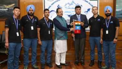Photo of रक्षा राज्य मंत्री अजय भट्ट ने राष्ट्रीय पर्वतारोहण और संबद्ध खेल संस्थान के बहुआयामी साहसिक खेल अभियान को हरी झंडी दिखाकर रवाना किया