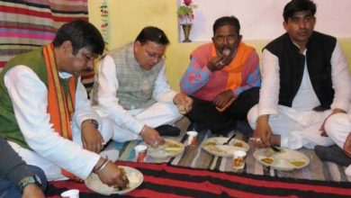 Photo of सीएम पुष्कर सिंह धामी अचानक अपने पुराने दलित मित्र एवं कार्यकर्ता के घर भोजन पर पहुंचे
