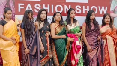 Photo of सिल्क इंडिया प्रदर्शनी में मॉडल्स ने किया सिल्क साड़ियों का प्रदर्शन