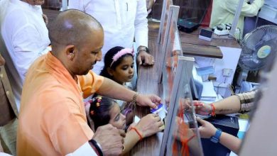 Photo of मुख्यमंत्री ने गांधी आश्रम में अपने लिए तथा वहां उपस्थित दो बालिकाओं के लिए खादी के वस्त्र खरीदे तथा उसका कार्ड से भुगतान किया