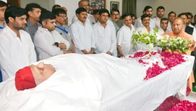 Photo of सीएम ने दिवंगत पूर्व मुख्यमंत्री श्री मुलायम सिंह यादव के पार्थिव शरीर पर पुष्प चक्र अर्पित कर श्रद्धांजलि दी
