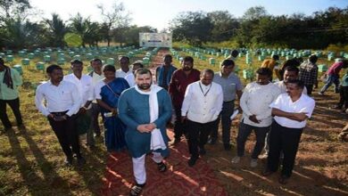 Photo of केवीआईसी की पहल – अध्यक्ष ने कर्नाटक के मलावल्ली में 300 मधुमक्खी-बक्से वितरित किए