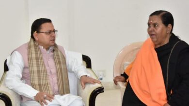 Photo of पूर्व केंद्रीय मंत्री एवं मध्य प्रदेश की पूर्व मुख्यमंत्री सुश्री उमा भारती से भेंट करते हुएः सीएम