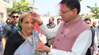 Photo of मुख्यमंत्री श्री धामी ने होली पर्व के अवसर पर अपनी माता जी को गुलाल लगाकर उनका आशीर्वाद लिया