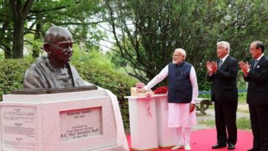 Photo of प्रधानमंत्री ने हिरोशिमा में महात्मा गांधी की प्रतिमा का अनावरण किया