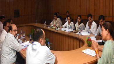 Photo of प्रान्तीय रक्षक दल के संबंध में विभागीय अधिकारियों के साथ समीक्षा बैठक करती हुईः रेखा आर्या