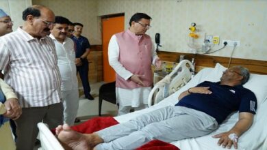 Photo of मुख्यमंत्री श्री धामी पूर्व मुख्यमंत्री श्री त्रिवेन्द्र सिंह रावत की कुशलक्षेम जानने के लिए आरोग्यधाम अस्पताल पहुंचे