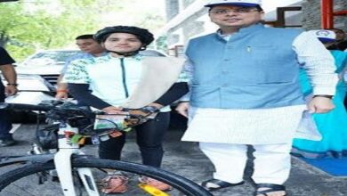 Photo of मुख्यमंत्री श्री धामी से साइकिलिस्ट आशा मालवीय ने भेंट की