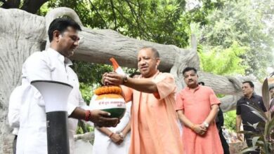 Photo of मुख्यमंत्री ने श्री गोरक्षनाथ मन्दिर परिसर में पवित्र मिट्टी एकत्र कर कलश सौंपा