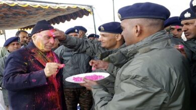 Photo of रक्षा मंत्री राजनाथ सिंह ने लेह में सैनिकों के साथ होली मनाई