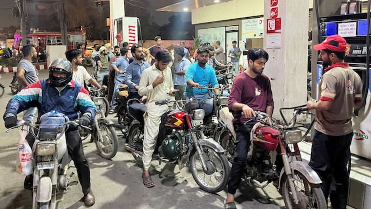 पेट्रोल प्रेमियों की खुली लॉटरी! पड़ोसी देश ने अचानक ₹4 लीटर घटा दिए दाम, क्या भारत में भी कम होंगे रेट