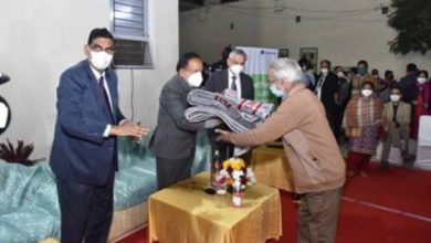 Photo of Dr. Harsh Vardhan distributes woolen blankets, masks and soaps among the destitute staying in Vishram Sadan, AIIMS, New Delhi