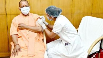 Photo of CM Yogi Adityanath ने सिविल अस्पताल में वैक्सीन की पहली डोज लगवायी