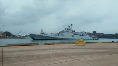 Photo of भारतीय नौसेना के जहाज कोच्चि और तबर महत्वपूर्ण चिकित्सा सामग्री लेकर न्यू मैंगलोर बंदरगाह पहुंचे