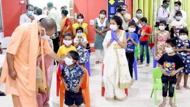 Photo of गोरखपुर के एशियन आश्रय गृह में छोटे बच्चों से संवाद करते हुएः सीएम