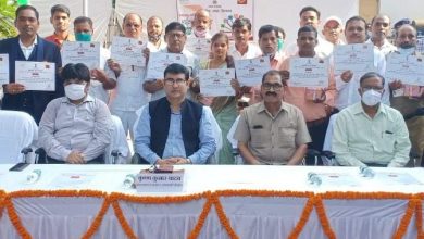 Photo of Postmaster General KK Yadav honoured 27 postal employees in Varanasi for their excellent work