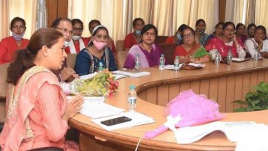 Photo of आंगनबाडी महिला संगठनों की विभिन्न मांगों के सम्बन्ध में बैठक करते हुएः मंत्री रेखा आर्या