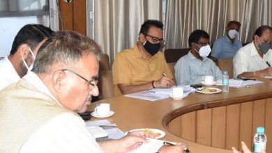 Photo of उद्योग विभाग की समीक्षा बैठक लेते हुएः मंत्री गणेश जोशी