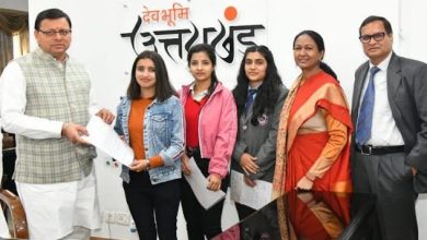 Photo of मुख्यमंत्री वात्सल्य योजना के तहत महिला प्रौद्योगिकी संस्थान देहरादून की तीन छात्राओं को चेक देते हुएः सीएम