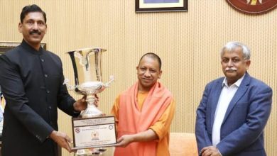 Photo of अपर मुख्य सचिव, गृह अभियोजन ने गृह मंत्रालय से प्राप्त कप व प्रशस्ति-पत्र मुख्यमंत्री जी को सौंपा