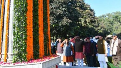 Photo of सीएम ने विजय दिवस के अवसर पर गांधी पार्क में शहीद स्मारक पर पुष्पचक्र अर्पित कर शहीद जवानों को श्रद्धांजलि दी
