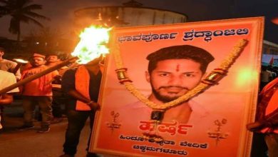 Photo of कर्नाटक में बजरंग दल के कार्यकर्ता की हत्या मामले में तीन गिरफ्तार, शवयात्रा के दौरान बवाल, धारा-144 लागू और स्कूल-कालेज बंद