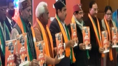 Photo of Uttarakhand Chunav 2022: केंद्रीय मंत्री नितिन गडकरी ने देहरादून में जारी किया भाजपा का घोषणापत्र, ये मुद्दे रहे खास