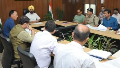Photo of सड़क सुरक्षा के सम्बन्ध में सम्बन्धित विभागों के अधिकारियों के साथ बैठक करते हुएः मुख्य सचिव डॉ. एस.एस. संधु