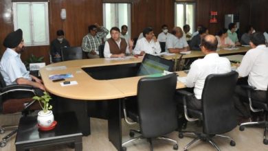Photo of सिंगल विंडो सिस्टम के अंतर्गत लंबित आवेदनों के संबंध में बैठक करते हुएः मुख्य सचिव डॉ. एस. एस. संधु