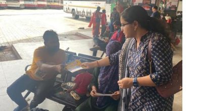 Photo of आलमबाग बस अड्डे पर यात्रियों को पम्फलेट बांटकर सड़क सुरक्षा के प्रति किया गया जागरूक