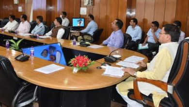 Photo of केन्द्रीय वित्त मंत्री श्रीमती निर्मला सीतारमण की अध्यक्षता में वीडियो कांफ्रेंसिंग के माध्यम से बैठक में प्रतिभाग करते हुएः सीएम