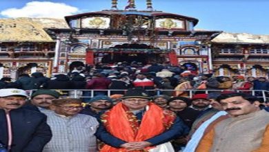 Photo of बद्रीनाथ मंदिर में भगवान बद्री विशाल के दर्शन व पूजा करते हुए सीएम ने प्रदेश की सुख समृद्धि एवं खुशहाली के लिए प्रार्थना की