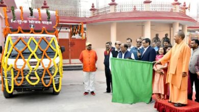 Photo of मुख्यमंत्री ने गोरखपुर में गैलेन्ट समूह के निःशुल्क भोजन वाहन को हरी झण्डी दिखाकर रवाना किया
