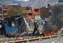 Photo of Peru Political Crisis: पेरू में सरकार के खिलाफ जबरदस्त हिंसक प्रदर्शन, 17 लोगों की मौत के बाद कर्फ्यू
