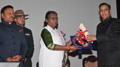 Photo of उत्तराखंड के सहायक मुख्य निर्वाचन अधिकारी श्री मस्तू दास को स्पेशल अवार्ड प्रदान करती हुयीः राष्ट्रपति श्रीमती द्रौपदी मुर्मु