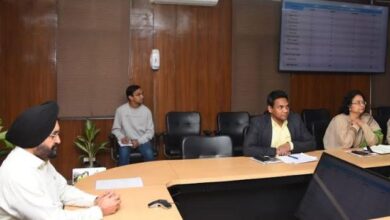 Photo of स्वास्थ्य विभाग के अंतर्गत मोबाइल हेल्थ वैन और टेलीमेडिसिन के सम्बन्ध में अधिकारियों के साथ बैठक करते हुएः मुख्य सचिव