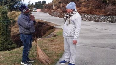 Photo of सफाई कर रहे स्वछता कर्मियों से बातचीत कर उनका हाल-चाल जानते हुएः सीएम