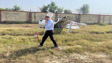 Photo of अलीगढ़ में ट्रेनी विमान क्रैश, एयरपोर्ट की दीवार से टकराया