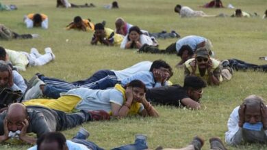Photo of मॉक ड्रिल: एयर स्ट्राइक का सायरन बजते ही जमीन पर लेटे लोग, घरों में लगी आग