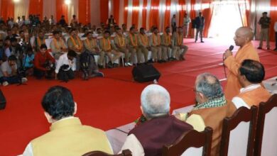Photo of मुख्यमंत्री ने महाकुम्भनगर में स्वच्छता एवं स्वास्थ्य कर्मियों को सम्मानित किया, स्वच्छताकर्मियों के साथ भोजन किया