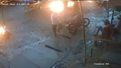 Photo of ठेले पर पानुपुरी खा रहा था अनूप, अचानकर आ गिरा 11 हजार वोल्ट हाईटेंशन लाइन तार, तड़प-तड़प कर तोड़ा दम